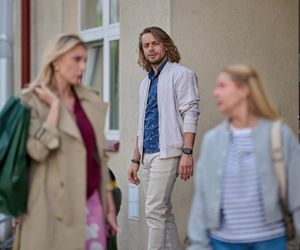 Na Wspólnej, odc. 4087. Monika (Sylwia Gliwa), Bruno (Dawid Czupryński), Renata (Marta Jankowska)