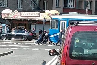 Darmowa siłownia w Krakowie! Pasażerowie musieli pchać tramwaj!
