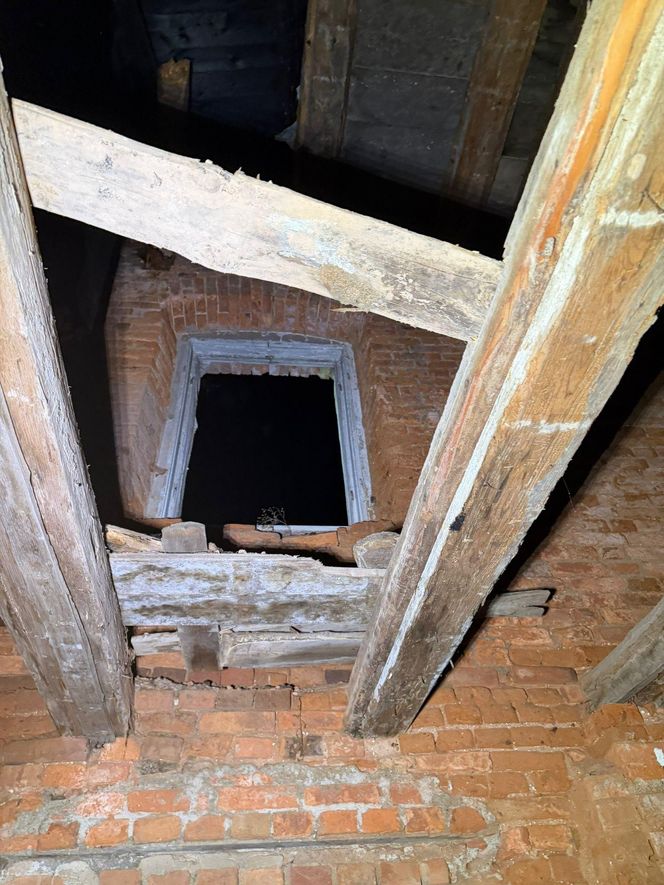 Ściana zawaliła się na drogę