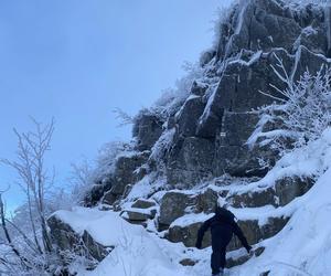 W górach sypnęło śniegiem. Trudne warunki na beskidzkich szlakach. Jak przygotować się do wyjścia?
