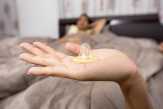 Ściąganie prezerwatywy podczas seksu będzie karalne. Nowe prawo może szokować