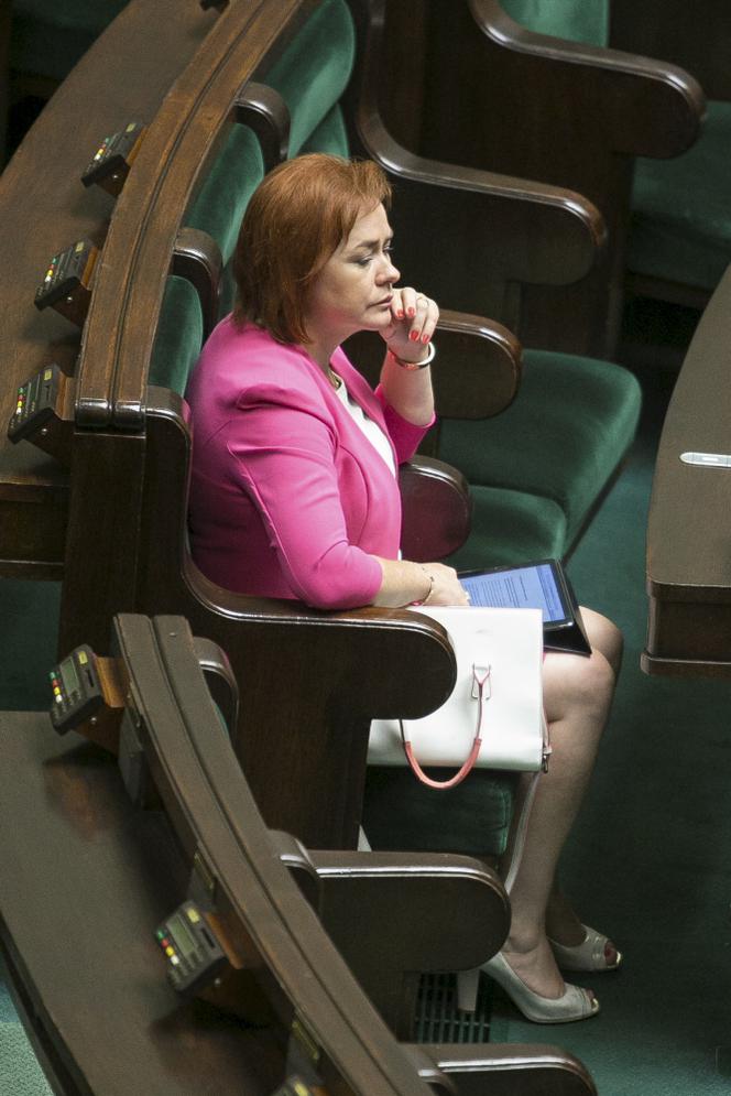 Lidia Gadek wietrzy stopy w Sejmie