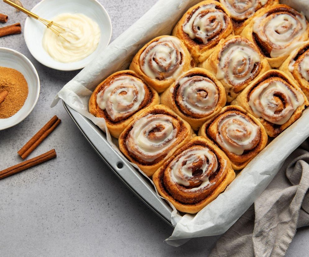 Domowe cynamonki krok po kroku. Najlepszy przepis na bułeczki cynamonowe