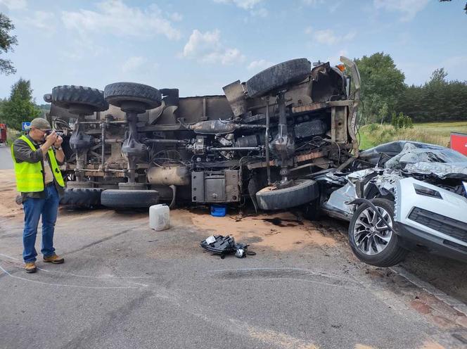 Tragiczny wypadek pod Giżyckiem. W zderzeniu skody z ciężarówką zginęła 66-latka [ZDJĘCIA]