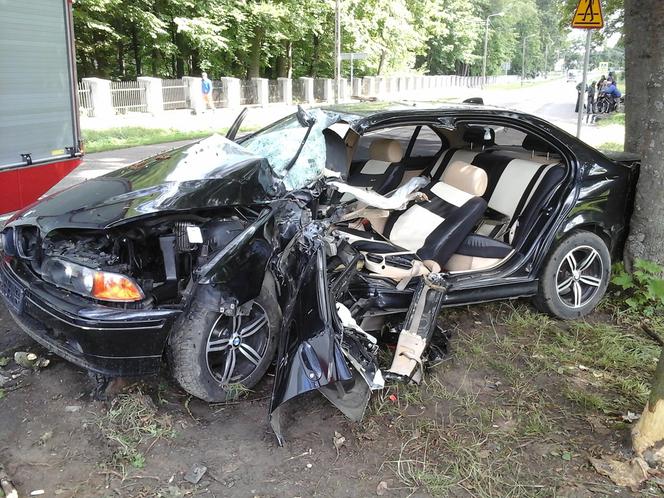 Rudka w powiecie bielskim. BMW uderzyło w drzewo. Kierowca w szpitalu