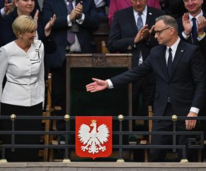 Agata Duda z kokardą na ramieniu w Sejmie