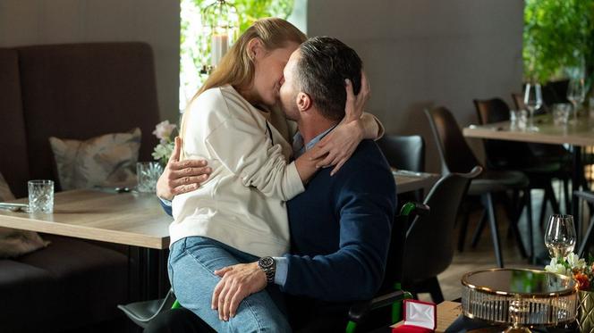 Barwy szczęścia, odc. 2688. Sebastian (Marek Krupski) i Dominika (Karolina Chapko) 