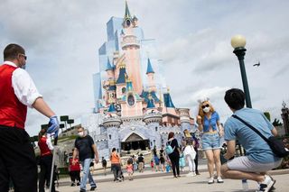 Pozwał Disneyland i domaga się wyjaśnienia sprawy. W tle śmierć jego żony