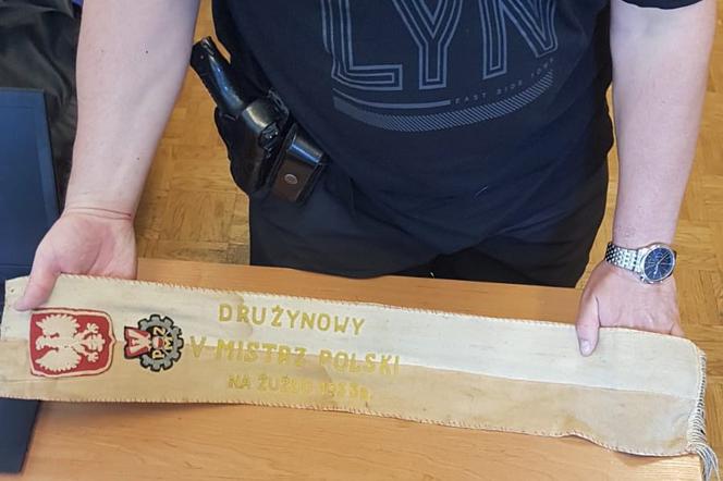 Policjanci z Bydgoszczy odzyskali legendarną szarfę. Dwaj bracia zatrzymani 