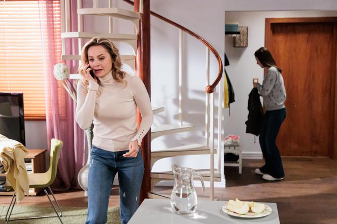 Na Wspólnej odc. 3566. Zuza Hoffer (Małgorzata Socha), Ula (Julia Jurek)