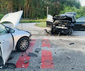 Śmiertelny wypadek w Brzezinach. Zderzenie czterech aut na przejeździe kolejowym