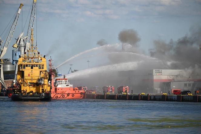 Pożar na terenie Portu Gdańsk. Kłęby dymu widać z wielu kilometrów