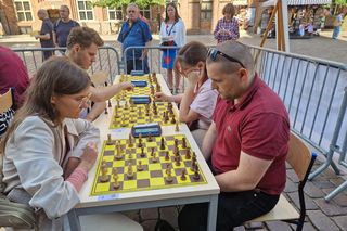 Szachiści opanowali centrum Torunia. Turniej błyskawiczny na Rynku Staromiejskim