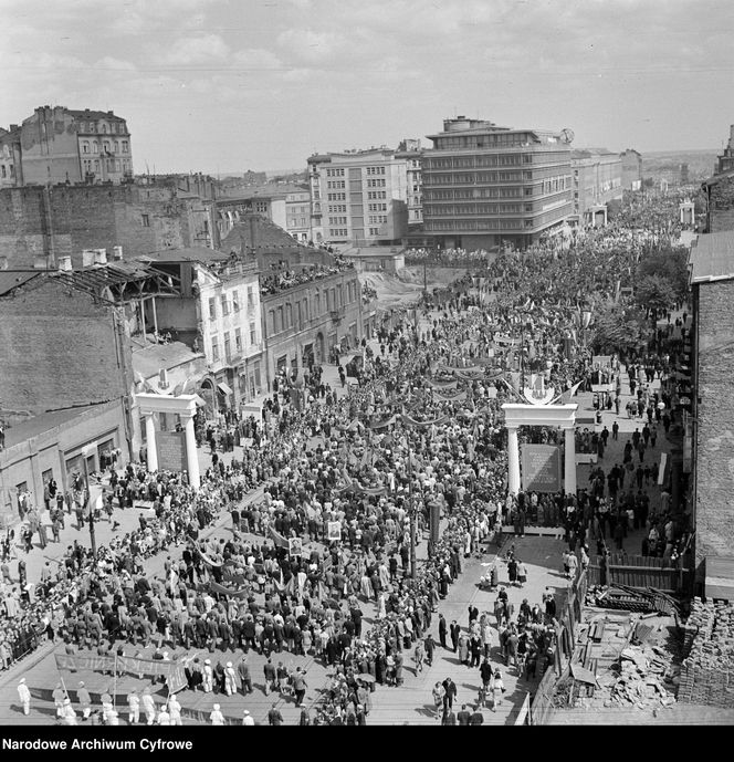 QUIZ PRL. Pochody 1-majowe: spontaniczne, czy obowiązkowe? Komplet punktów tylko dla znawców PRL-u