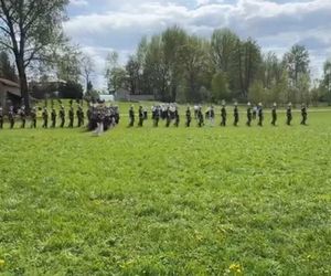 Muzyk zmarł podczas parady. 