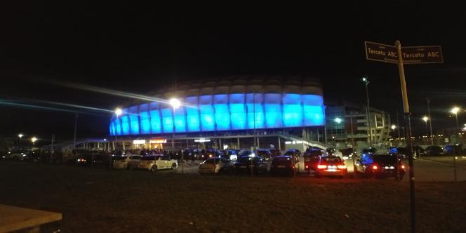 Nielegalny zlot samochodów w okolicach stadionu Lecha Poznań przy Bułgarskiej