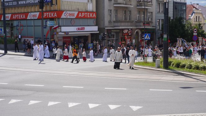 Boże Ciało 2025. Tysiące osób uczestniczyło w olsztyńskich procesjach