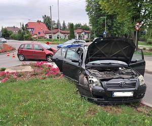Wypadek u zbiegu ulic Konstytucji 3 Maja i Pileckiego w Starachowicach. Kierowcy zabrani do szpitala