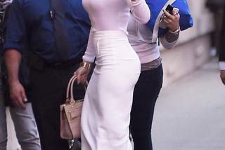 Pośladki Jennifer Lopez w białej spódnicy [ZDJĘCIA]