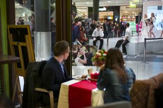 Kraków: Potrójne oświadczyny w... galerii handlowej!