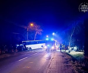 Tragedia we Wręczycy Wielkiej. Kobieta jechała z 11-letnim dzieckiem. Zginęła w zderzeniu z autobusem 