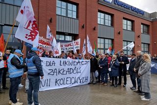 Pikieta pracowników Zakładu Linii Kolejowych na dworcu PKP w Siedlcach 