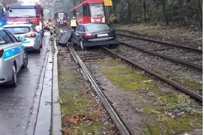 Katowice: Rozbite Audi zalega na torowisku przy Roździeńskiego. Tramwaje mają opóźnienie