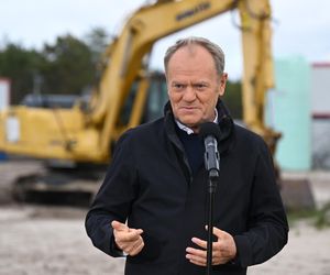 iebrowo, 15.10.2025. Premier RP Donald Tusk podczas wizyty na miejscu planowanej budowy pierwszej polskiej elektrowni jądrowej Lubiatowo – Kopalino w Biebrowie (woj. pomorskie)