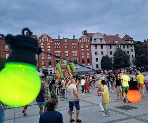 Ruda Śląska tańczy jak dawniej. Międzypokoleniowa potańcówka na rynku porwała tłumy