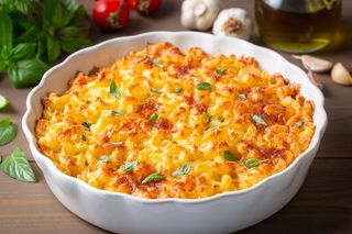 Makaron i dynię zalewam sosem z dodatkiem tego sera. Ta jesienna zapiekanka bije inne na głowę