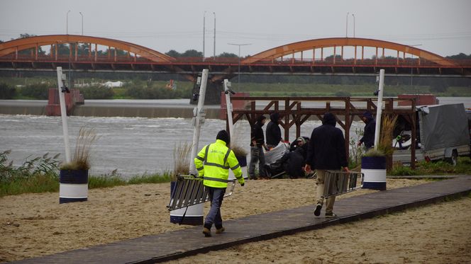 Wrocław. Panika na wrocławskim osiedlu. Ogromne kolejki w sklepach, zamknięte firmy