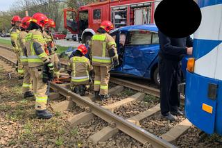 Kraków. Zderzenie samochodu osobowego z tramwajem na Al. Pokoju 