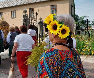 Dożynki 2024 w powiecie starachowickim. W Wąchocku dożynkowe wieńce, korowód i przysmaki