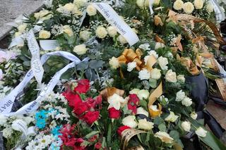  Cała wieś pożegnała zamordowanego Mateusza (†23 l.) i kolorowymi kwiatami zasypała jego grób