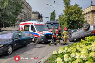 Kraków: samochód dachował na skrzyżowaniu alei Juliusza Słowackiego z ulicą Łobzowską