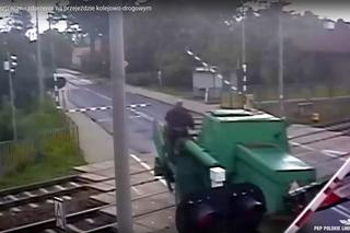 Groza na przejeździe kolejowym pod Pułtuskiem. Ciągnik wepchnął kombajn na tory! [ZDJĘCIA].