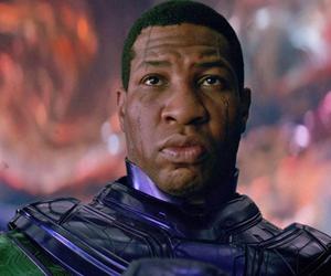 Marvel znalazł nowego Kanga? Ten aktor ma zastąpić Jonathana Majorsa. Pasuje?