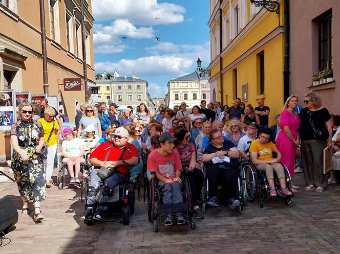 Odsłonięcie tablicy Krzesimira Dębskiego w Zamojskiej Alei Sław