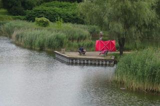 Koszmar na Bemowie w Warszawie. 63-latek wszedł do wody, nie wypłynął. Był reanimowany, nie żyje