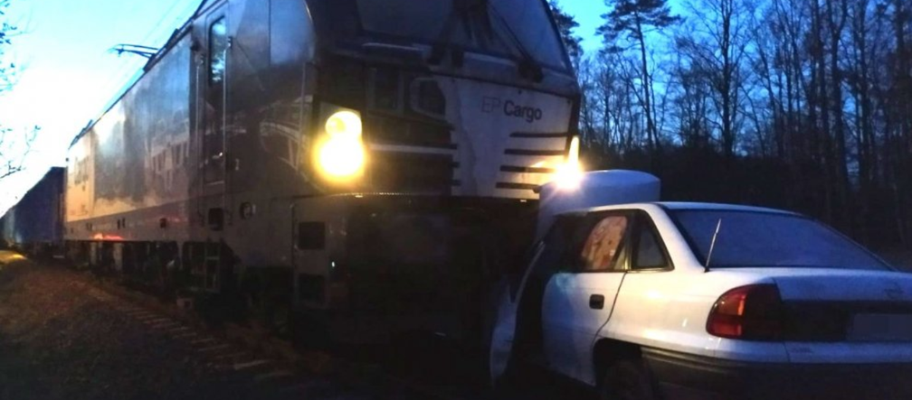 Opolskie: Pociąg wbił się w samochód osobowy!