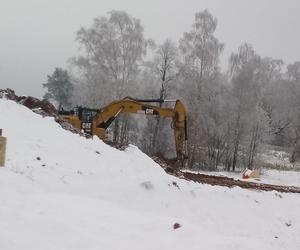 Plac budowy obwodnicy Wąchocka w zimowej scenerii