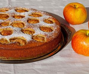 Apfelkuchen, czyli niemieckie ciasto z jabłkami. Banalnie proste, a smakuje rewelacyjnie