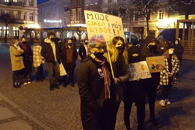 Ratusz w Lesznie widział już niejeden Strajk Kobiet. Dziś kolejny [VIDEO/AUDIO/FOTO]