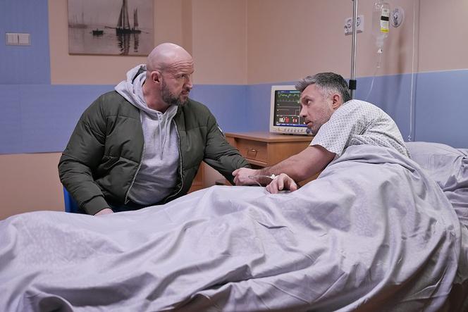 Pierwsza miłość, odcinek 3392: Artur (Łukasz Płoszajski), Fabian (Tomasz Oświeciński)