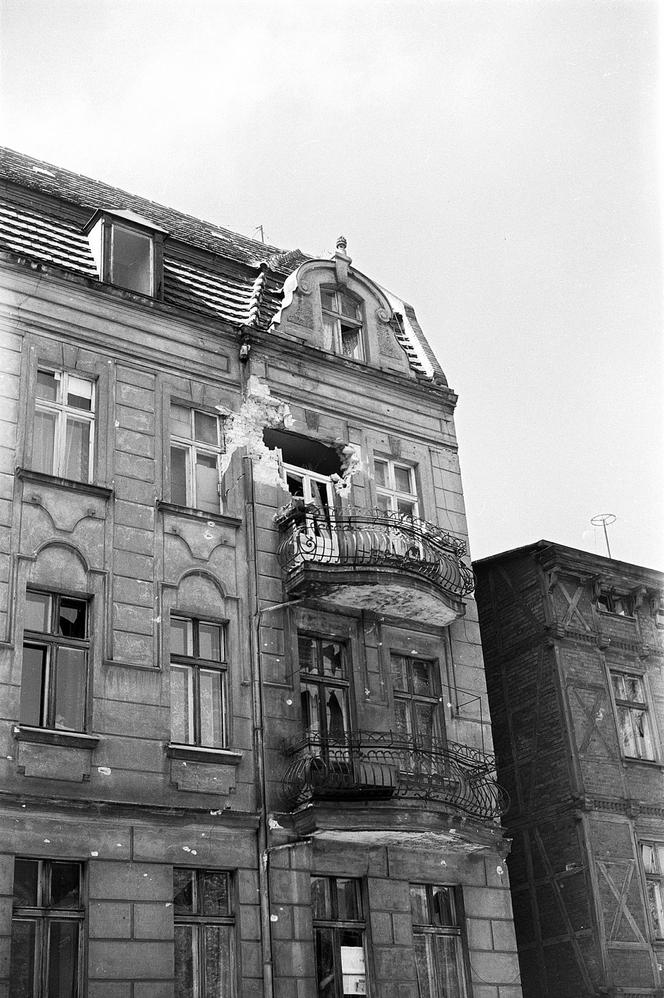 Dom przy ul. Dąbrowskiego uszkodzony przez pociski czołgowe podczas pacyfikacji strajku robotników, Poznań, 29 czerwca 1956 r.