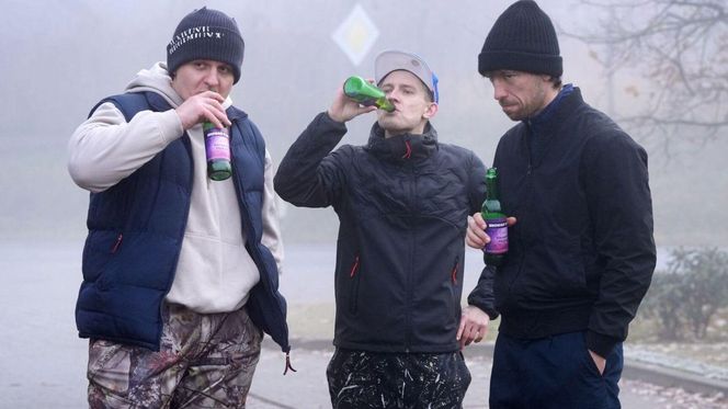 Barwy szczęścia odc. 3183. młody Leszek Szymański (Maciej Czerklański), Matecki (Daniel Antoniewicz), drugi kolega (Arkadiusz Kowalski) 