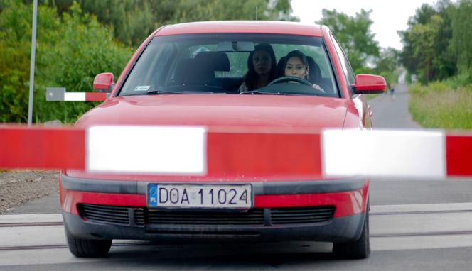 Pierwsza miłość, odcinek 3105: Kinga zginie? Uwięziona w aucie Matyldy będzie błagać psychopatkę o litość! Wjedzie w nią pociąg - ZWIASTUN