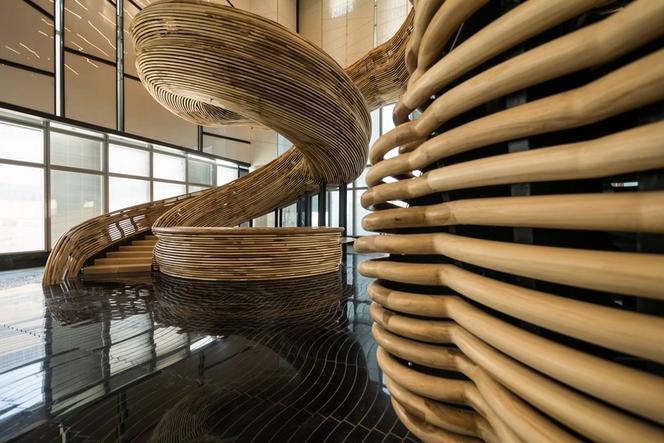 Ekspresyjna rzeźba - drewniana klatka schodowa biurowca w Izraelu