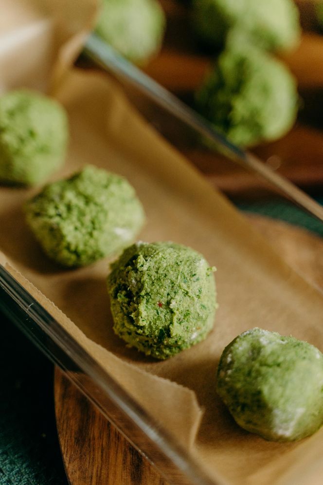 Nie tylko matcha latte. Podpowiadamy, jak jeszcze wykorzystać tę herbatę w kuchni