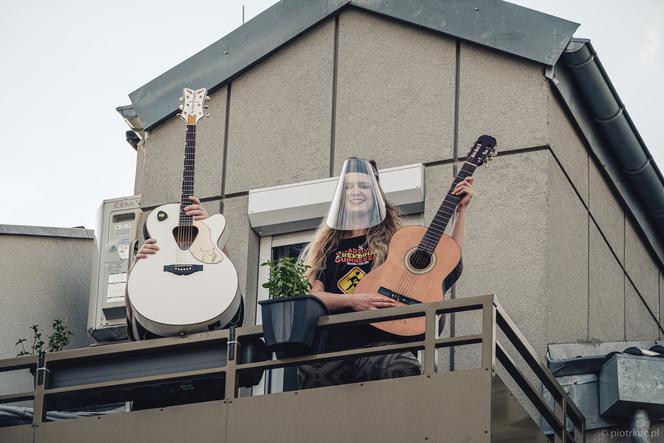 Gitarowy Rekord Guinnessa. Gitarzyści na balkonach